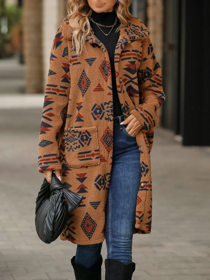 Juliette | Lange Plüschjacke mit einfacher Knopfleiste und Print