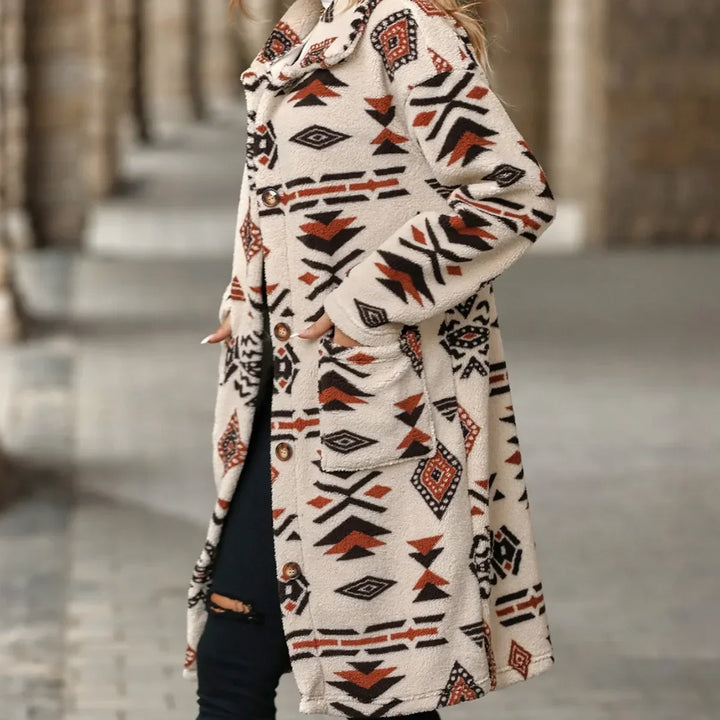 Juliette | Lange Plüschjacke mit einfacher Knopfleiste und Print